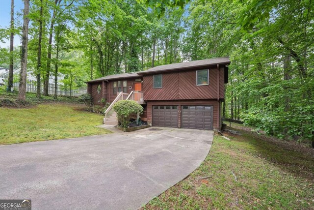 3679 Regent Dr NW, Kennesaw, GA 30144 - split foyer home featuring fence, an attached garage, driveway, and a front lawn