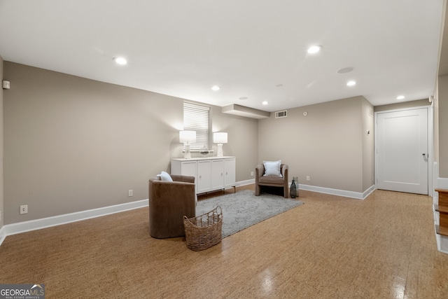 living area featuring visible vents, recessed lighting, and baseboards