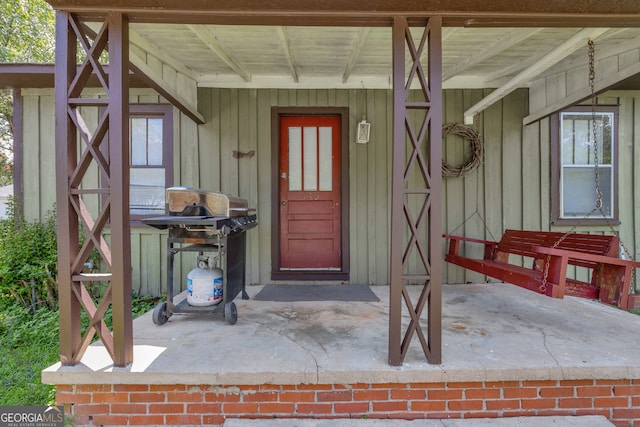 157 Hartwell St, Royston, GA 30662 - property entrance featuring board and batten siding