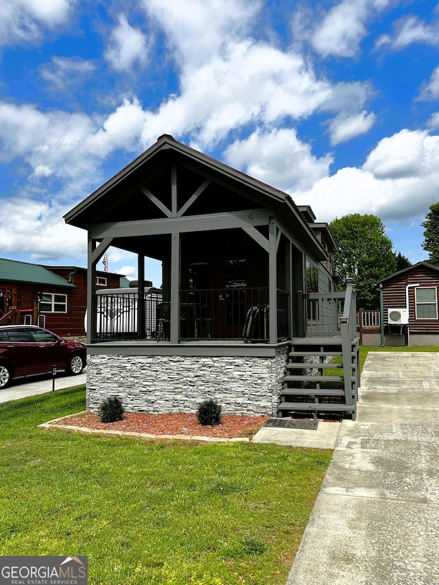 view of front facade with a front lawn and covered porch