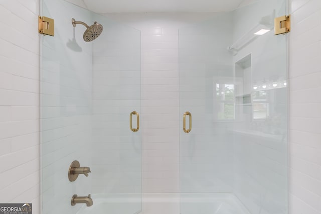 full bathroom with enclosed tub / shower combo
