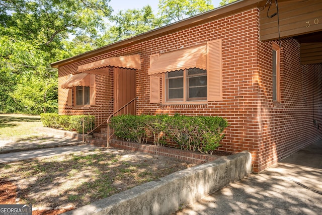 view of front facade featuring brick siding