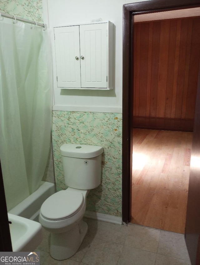 full bath with baseboards, toilet, and wallpapered walls