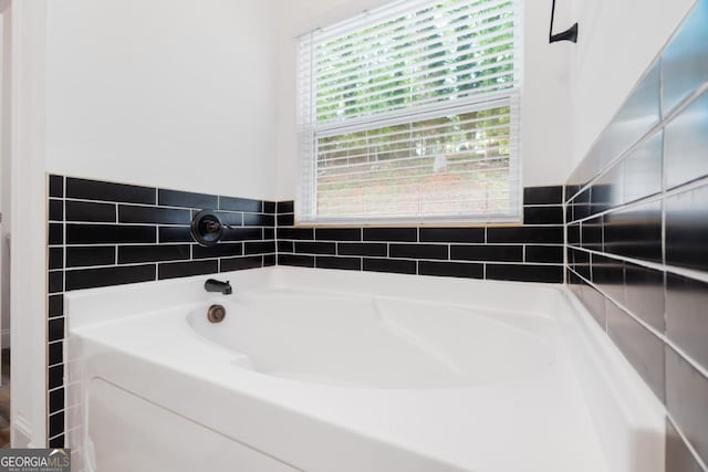 830 Dixon Dr, Gainesville, GA 30501 - full bath featuring a garden tub