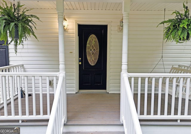 property entrance featuring a porch