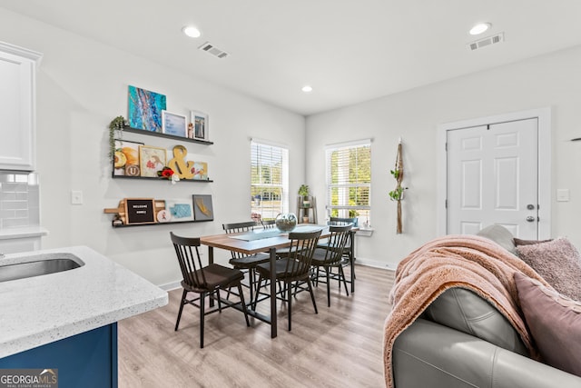 dining room with visible vents, recessed lighting, baseboards, and light wood-type flooring