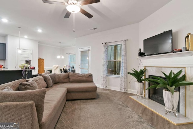 living room featuring a ceiling fan, baseboards, recessed lighting, wood finished floors, and visible vents