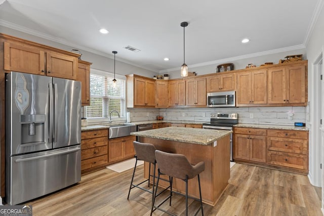 291 Higgins Rd, Flovilla, GA 30216 - kitchen featuring decorative backsplash, visible vents, appliances with stainless steel finishes, light wood-type flooring, and a sink