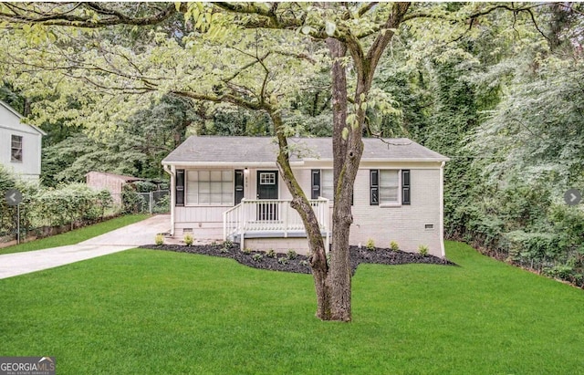 830 Mercury Dr, Atlanta, GA 30331 - view of front facade featuring fence, a front yard, and crawl space