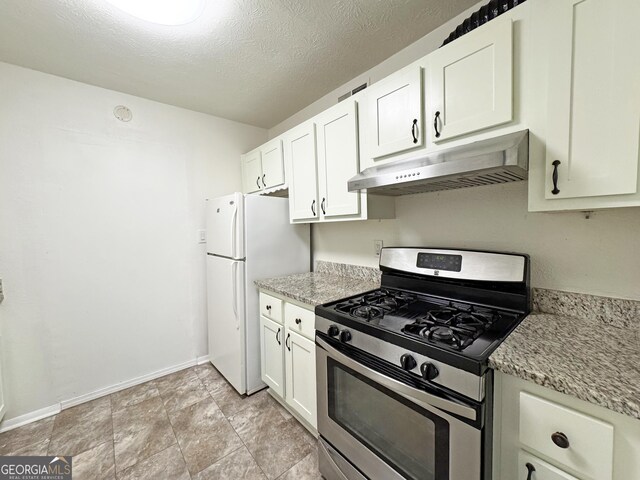 1812 Ashborough Cir SE Unit C, Marietta, GA 30067 - kitchen featuring white cabinets, freestanding refrigerator, baseboards, gas range, and under cabinet range hood
