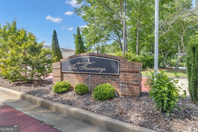 view of community / neighborhood sign