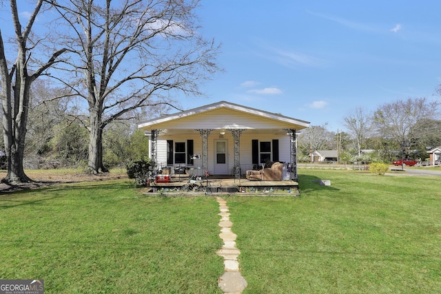 view of front facade featuring covered porch and a front lawn