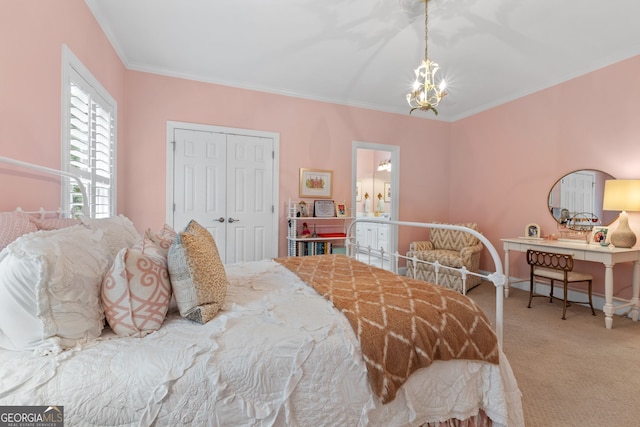 carpeted bedroom featuring crown molding, an inviting chandelier, and a closet