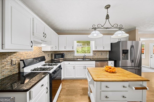 320 Williamsburg Cir, Mcdonough, GA 30253 - kitchen featuring a sink, light wood finished floors, under cabinet range hood, stainless steel appliances, and white cabinetry
