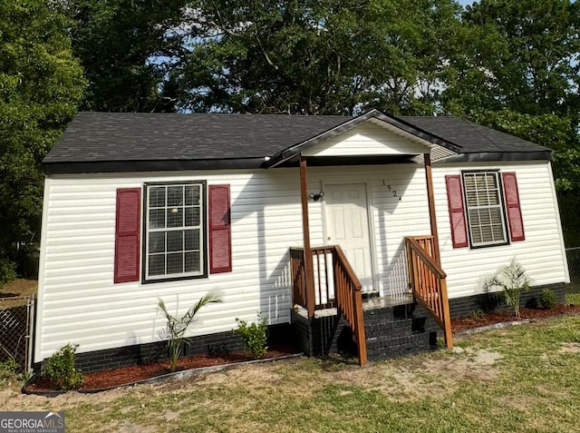 view of front of property featuring crawl space and a front lawn