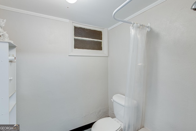 full bathroom featuring toilet and a shower with curtain