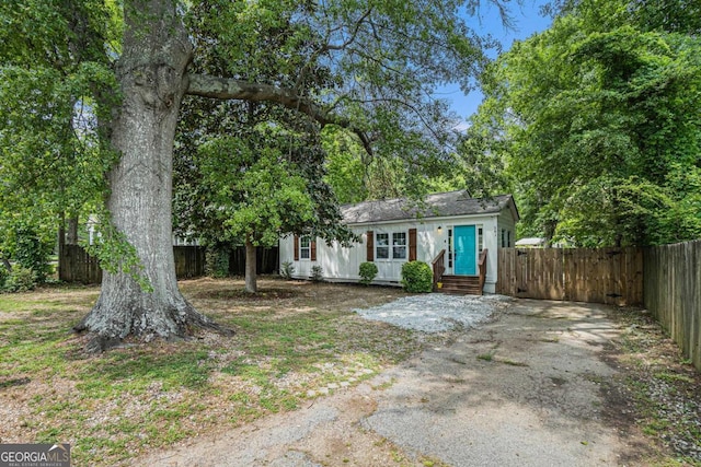 581 Taylor Dr SE, Smyrna, GA 30080 - view of front facade featuring fence and aphalt driveway