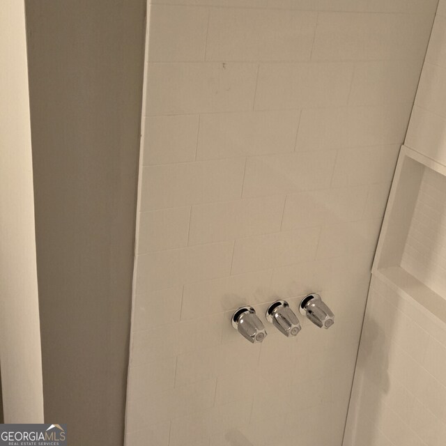6354 Shannon Pkwy Unit 20D, Union City, GA 30291 - room details featuring tiled shower