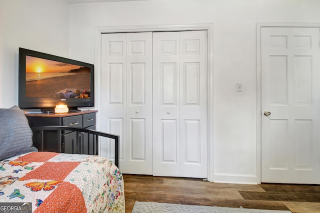 bedroom with baseboards, a closet, and wood finished floors