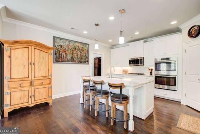 1040 Peyton View Ct, Alpharetta, GA 30004 - kitchen with crown molding, a kitchen island with sink, a breakfast bar area, a sink, and stainless steel appliances
