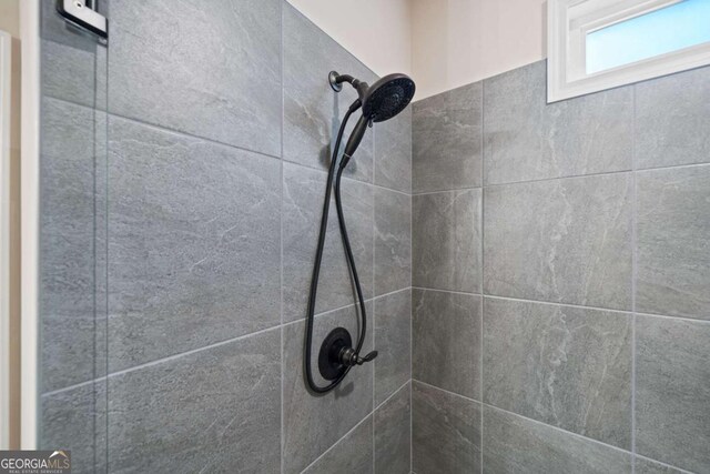 details with a tile shower