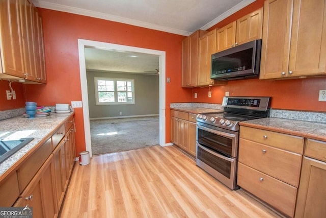 522 Park Ave, Lagrange, GA 30240 - kitchen featuring crown molding, a sink, baseboards, light wood finished floors, and stainless steel appliances