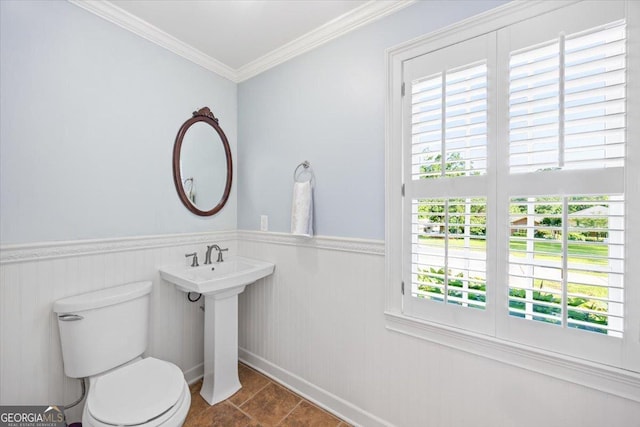 4802 Wesleyan Woods Dr, Macon, GA 31210 - bathroom featuring crown molding, toilet, wainscoting, and a wealth of natural light
