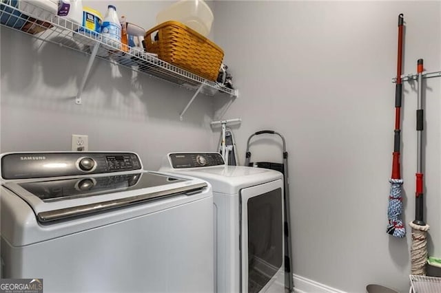 3592 Parkhaven Pl, Brookhaven, GA 30319 - laundry area with washing machine and clothes dryer, laundry area, and baseboards