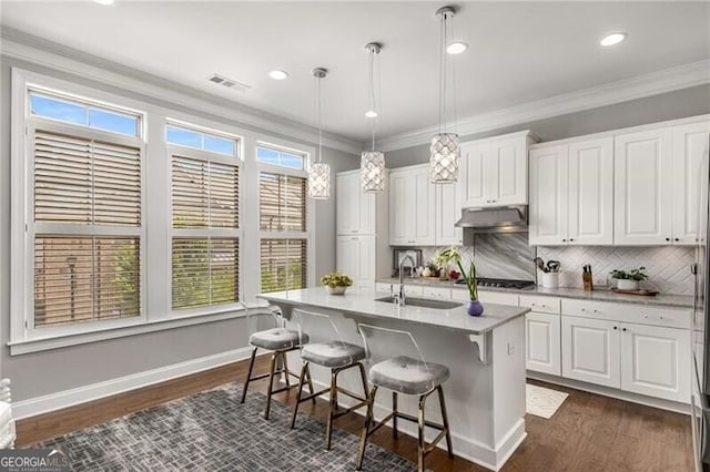 3592 Parkhaven Pl, Brookhaven, GA 30319 - kitchen featuring visible vents, stainless steel gas cooktop, under cabinet range hood, white cabinets, and a sink