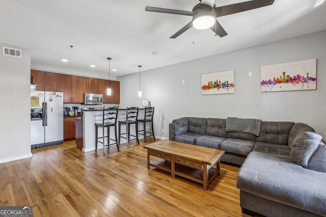 living room featuring visible vents, wood finished floors, baseboards, recessed lighting, and a ceiling fan