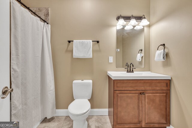 bathroom with vanity, baseboards, a shower with curtain, and toilet