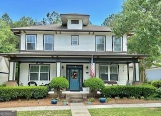 view of front facade featuring covered porch and a front lawn