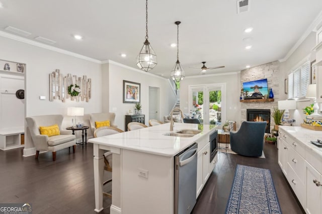 4207 N Carver Dr, Atlanta, GA 30360 - kitchen with crown molding, a sink, stainless steel appliances, open floor plan, and visible vents