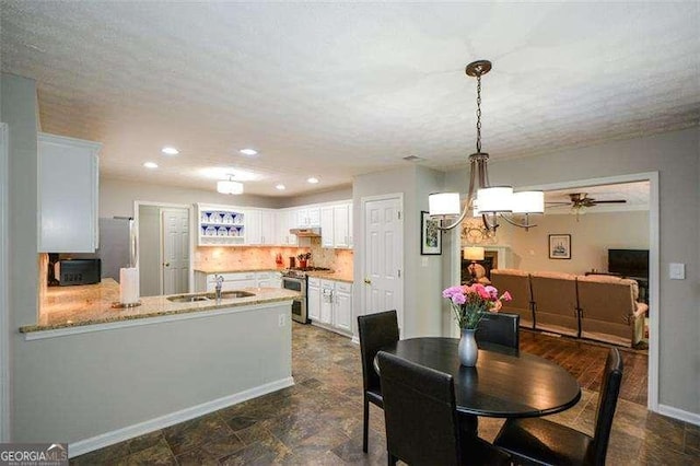 dining space featuring recessed lighting, baseboards, and a chandelier