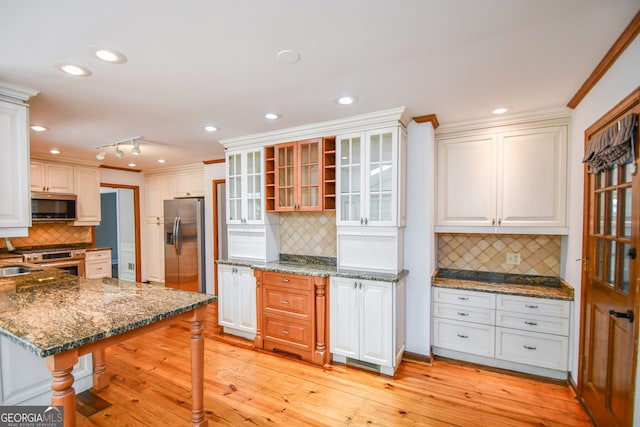 615 Woodwork Way, Roswell, GA 30076 - kitchen featuring light wood-style floors, a breakfast bar area, stainless steel appliances, backsplash, and glass insert cabinets