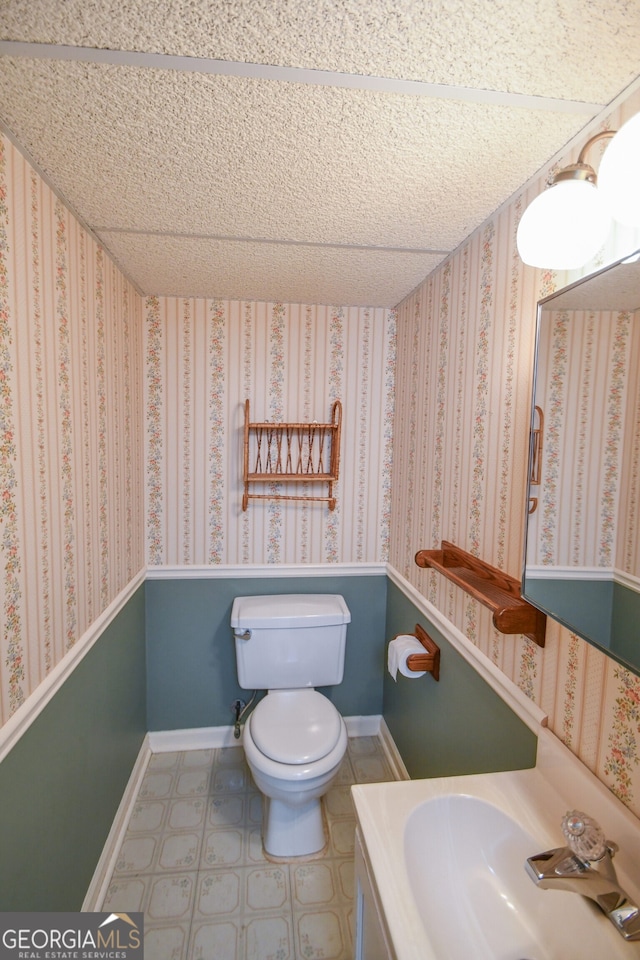 615 Woodwork Way, Roswell, GA 30076 - bathroom with a sink, baseboards, toilet, and a textured ceiling