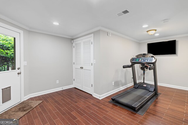 exercise room with visible vents, recessed lighting, baseboards, and crown molding