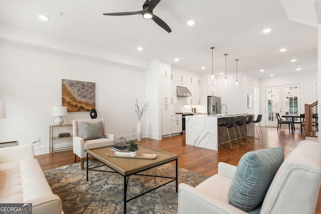living area featuring recessed lighting, a ceiling fan, dark wood-style flooring, and baseboards
