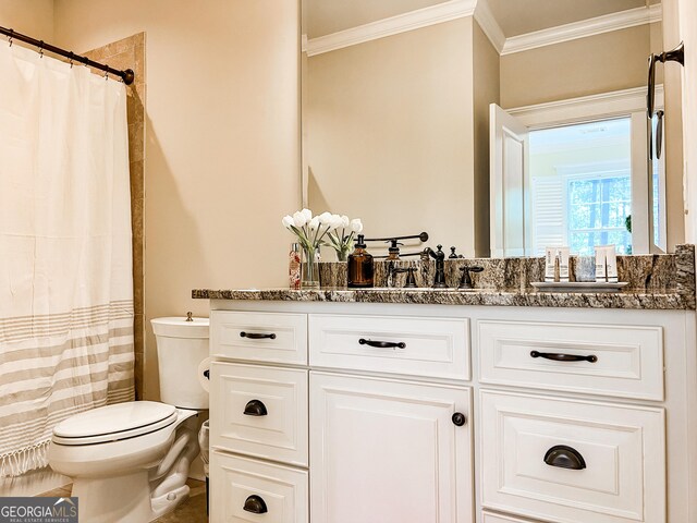 full bath featuring crown molding, curtained shower, toilet, and vanity