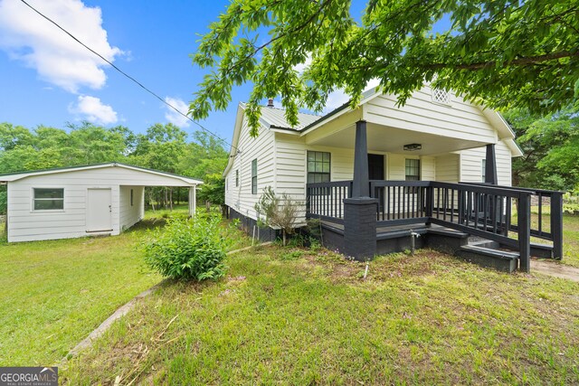 view of front of house featuring a porch and a front lawn