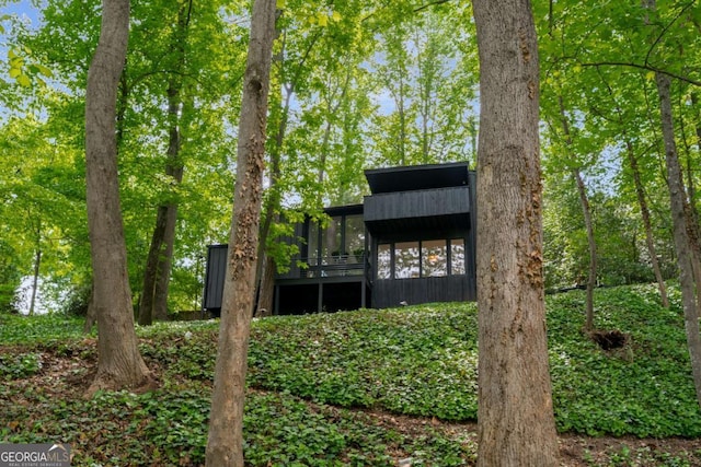 5020 Vallo Vista Ct, Atlanta, GA 30342 - rear view of property with a sunroom