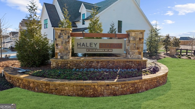 community / neighborhood sign featuring a yard