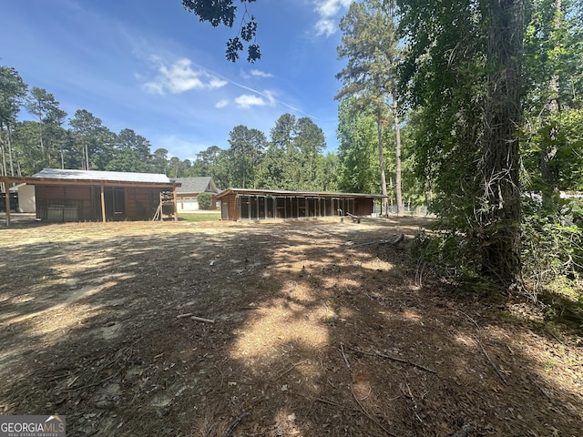 view of yard with an outbuilding