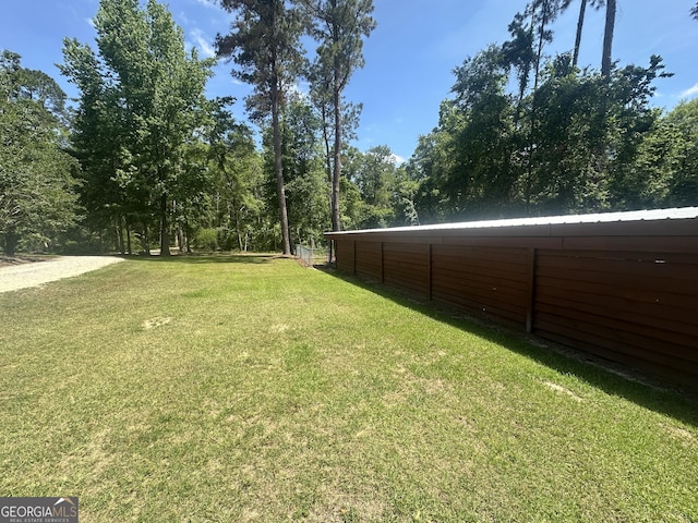 view of yard featuring an outbuilding