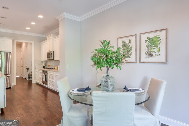 dining space featuring recessed lighting, baseboards, dark wood-style floors, and ornamental molding