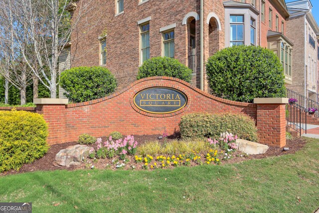 community / neighborhood sign featuring a lawn