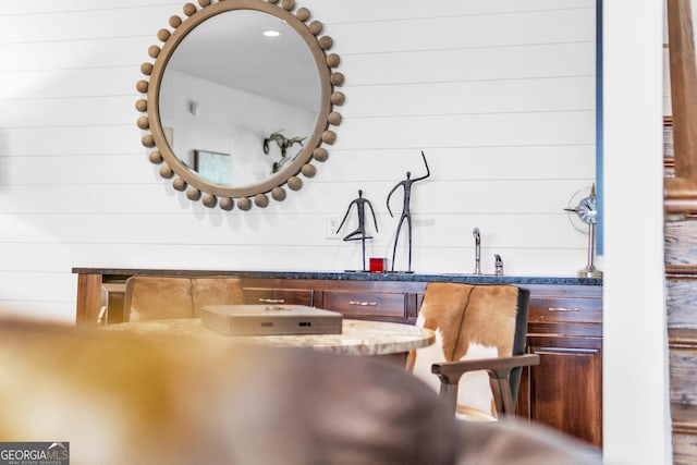 703 Cherokee Hls, Hiawassee, GA 30546 - interior details featuring indoor wet bar