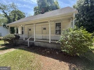 view of front facade with covered porch and a front lawn