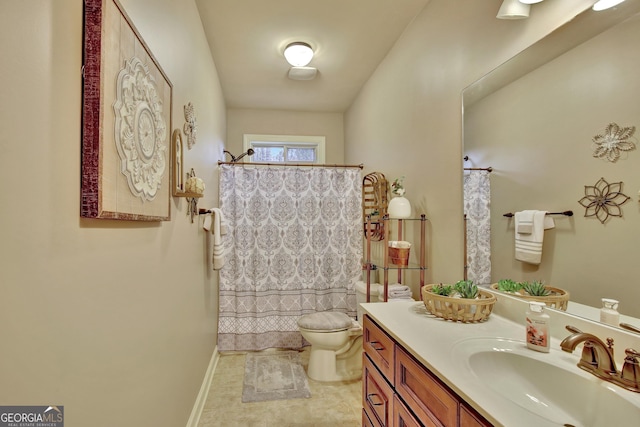 bathroom with vanity, baseboards, a shower with shower curtain, and toilet