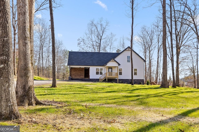 view of front of home featuring a shingled roof and a front lawn